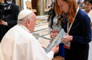 Українська делегація передала Папі Франциску картину розрушеного міста: вираз болю і заклик до миру