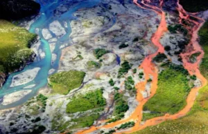 Зміна кольору річки Аляски: від кришталево чистих до ржаво-помаранчевих