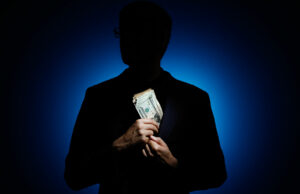 Арештований львівський мешканець, який пропонував шахраївські долари на продаж