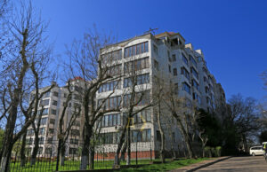 У Одесі на аукціоні продаж елітних квартир російських олігархів: величезні борги за комунальні послуги та вид на море.