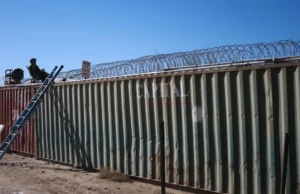 Техасский законодателъ призвал к демонтажу колючей проволоки и shipping-контейнеров в Eagle Pass
