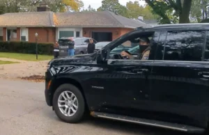 В Чикагском пригороде жители сорвали операцию маскированных агентов, создавая шум и сигналя в машинах