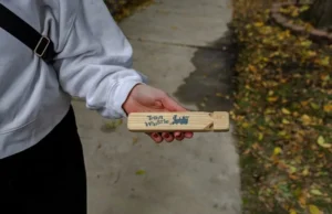 Пластиковые свистки становятся инструментом сопротивления ICE в Чикаго