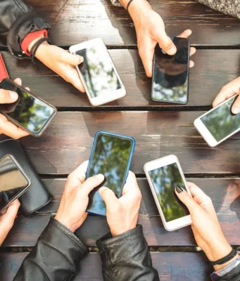 Запрет на использование сотовых телефонов в школах Нью-Йорка приводит к неожиданным последствиям: дети общаются друг с другом